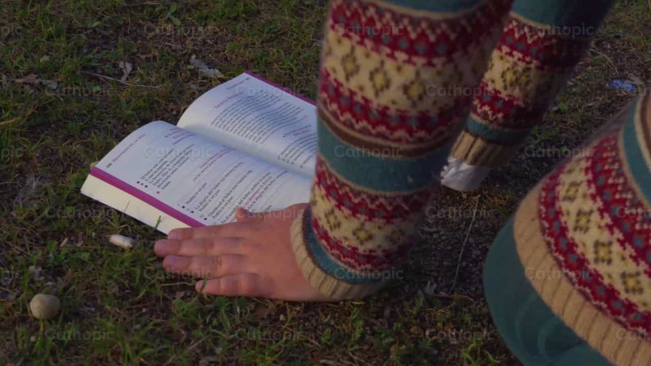 Niño leyendo - Banco de vídeos católicos - Fotografía por Cathopic