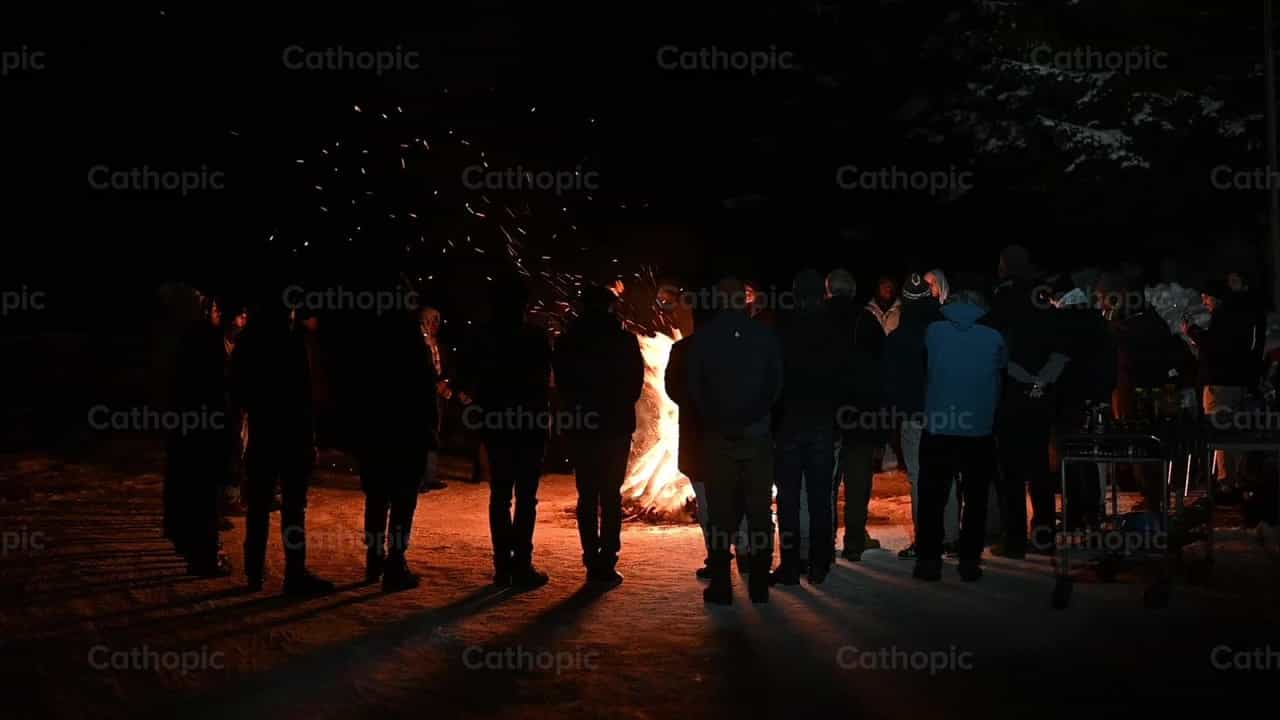 Fuego de campamento - Banco de vídeos católicos - Fotografía por Vytautas Markūnas SDB