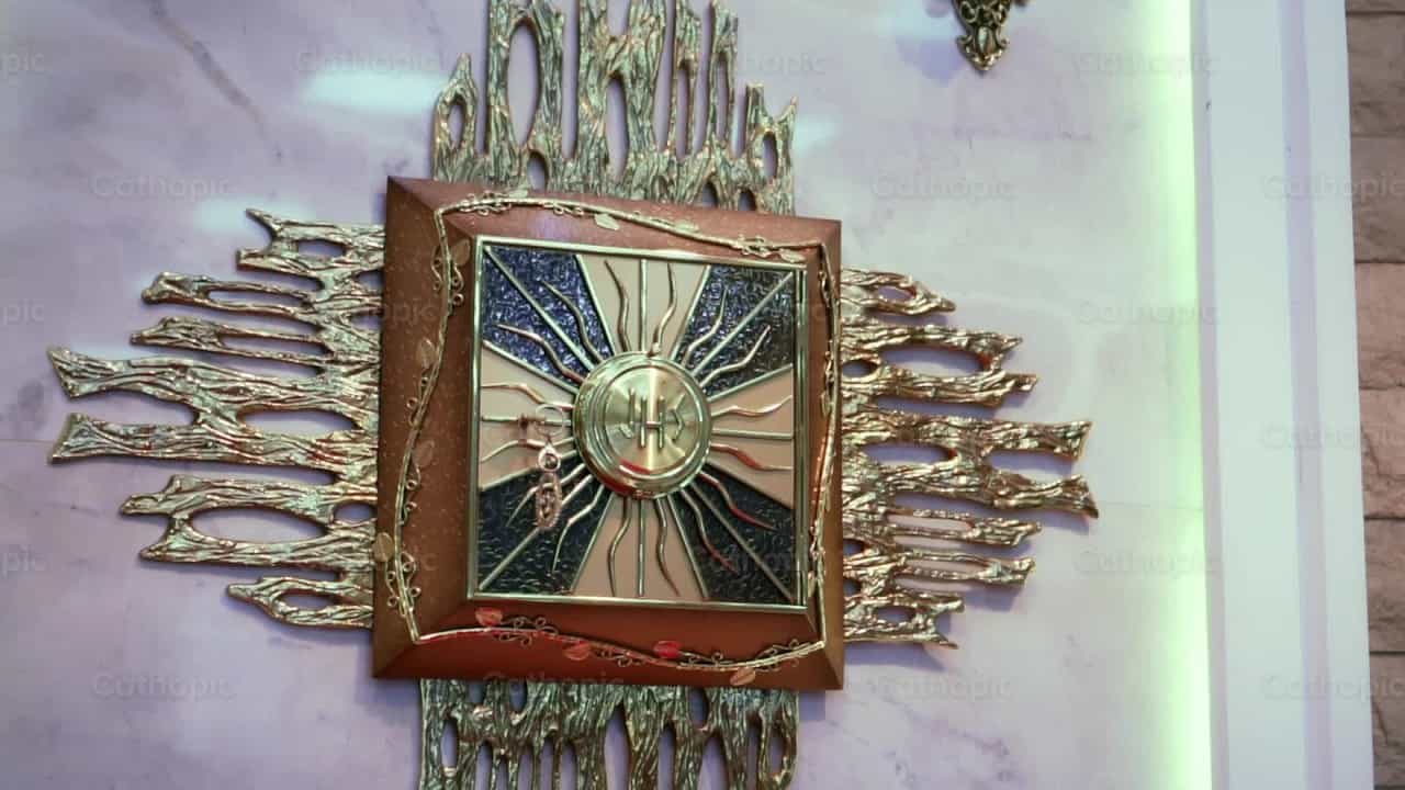 Tabernáculo do Santíssimo Sacramento em uma Capela - Vídeos católicos de stock