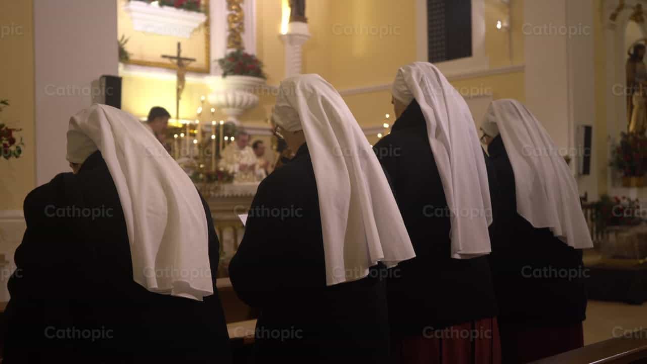 Monjas en misa - Banco de vídeos católicos - Fotografía por Lupe Belmonte