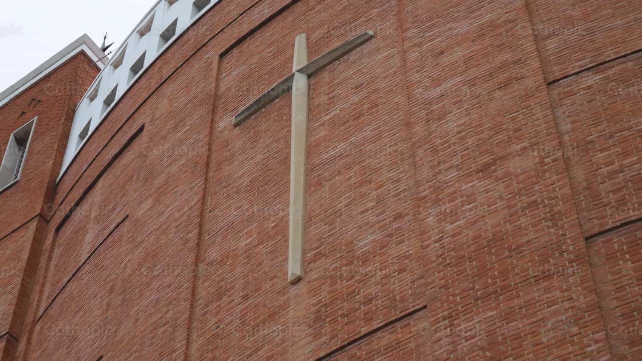 Kruis op de kerk (Shot 3) - Katholieke stockvideo's - Foto door Cathopic