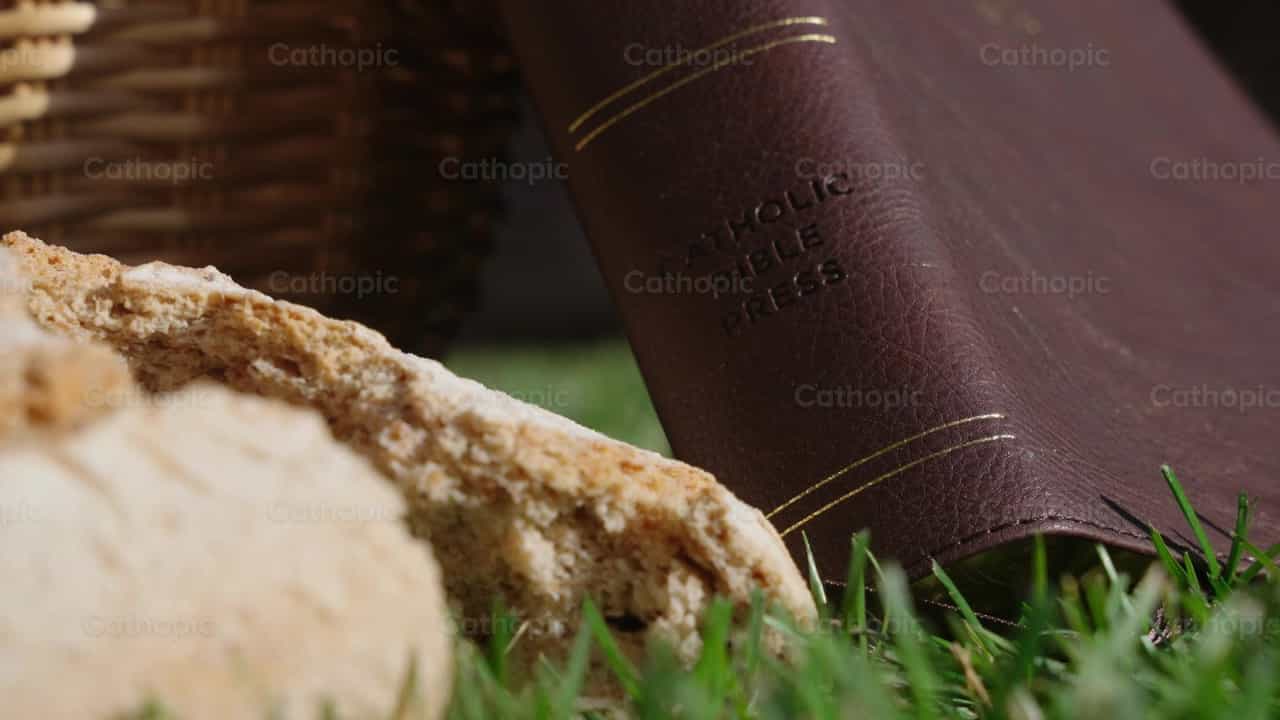 Bibel und Brot - Katholische Stock-Videos