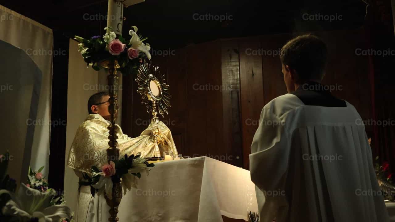 Adoracion Eucaristica - Banco de vídeos católicos