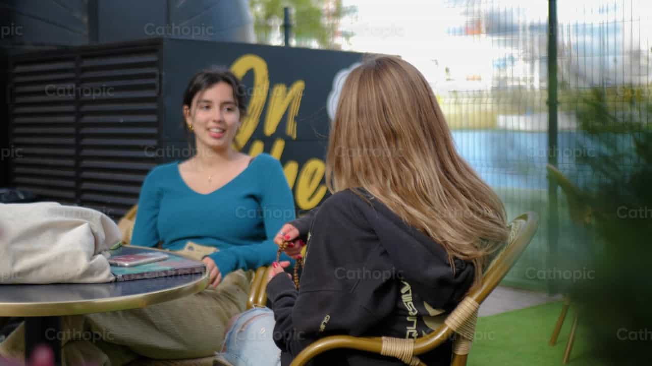 Amistad femenina, ángulo 2 - Banco de vídeos católicos - Fotografía por Cathopic