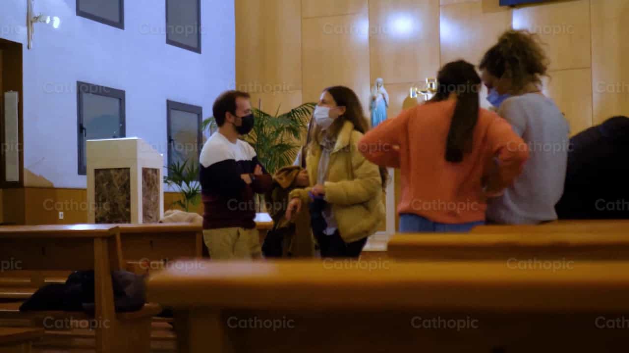 Bijeenkomst Jongvolwassenen, opname 5 - Katholieke stockvideo's - Foto door Cathopic