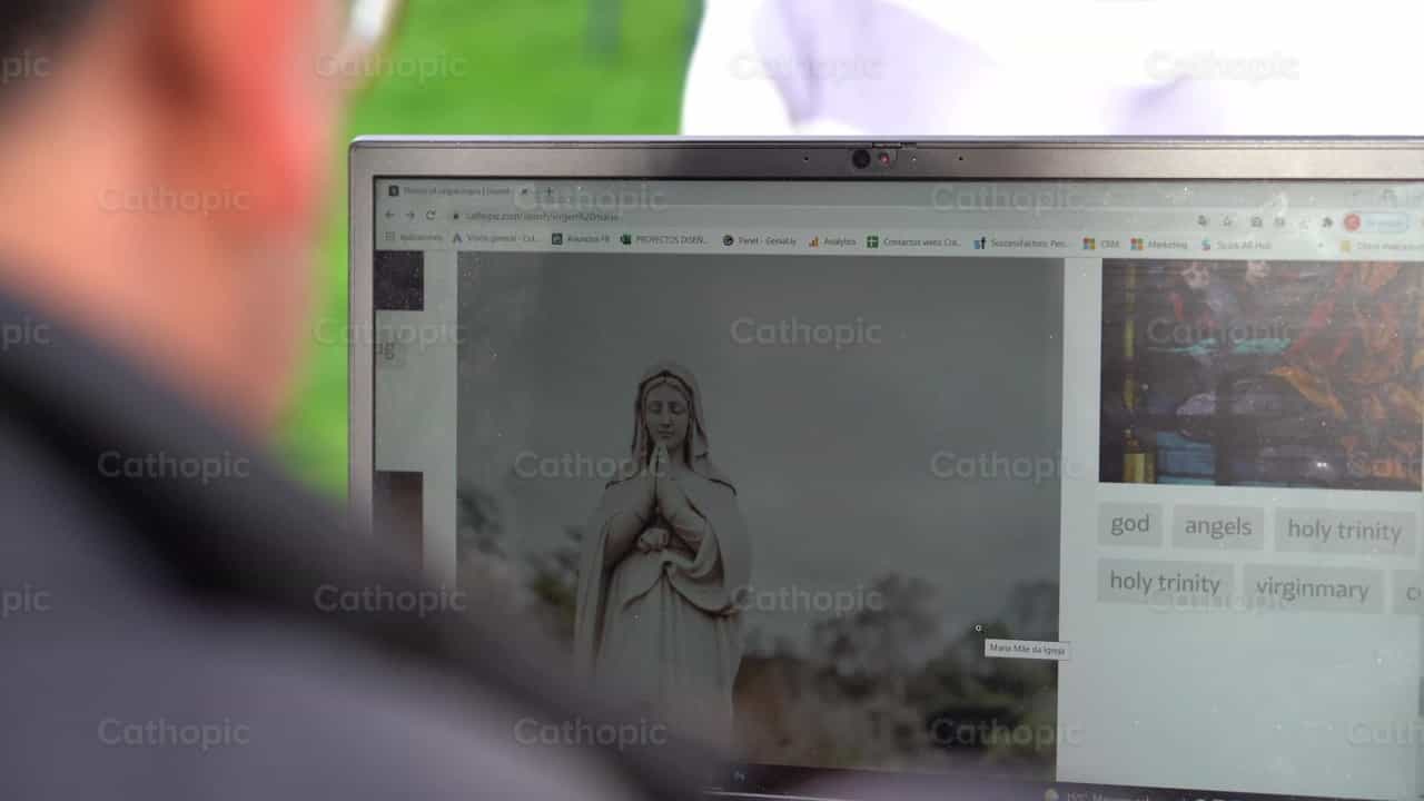 Buscando en la Web - Banco de vídeos católicos - Fotografía por Cathopic