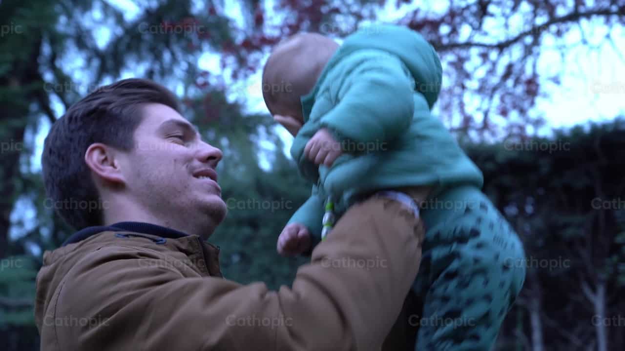 Papá y bebé, toma 2 - Banco de vídeos católicos - Fotografía por Cathopic