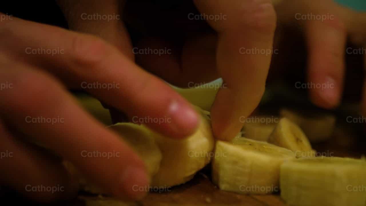 Een maaltijd bereiden, opname 5 - Katholieke stockvideo's - Foto door Cathopic