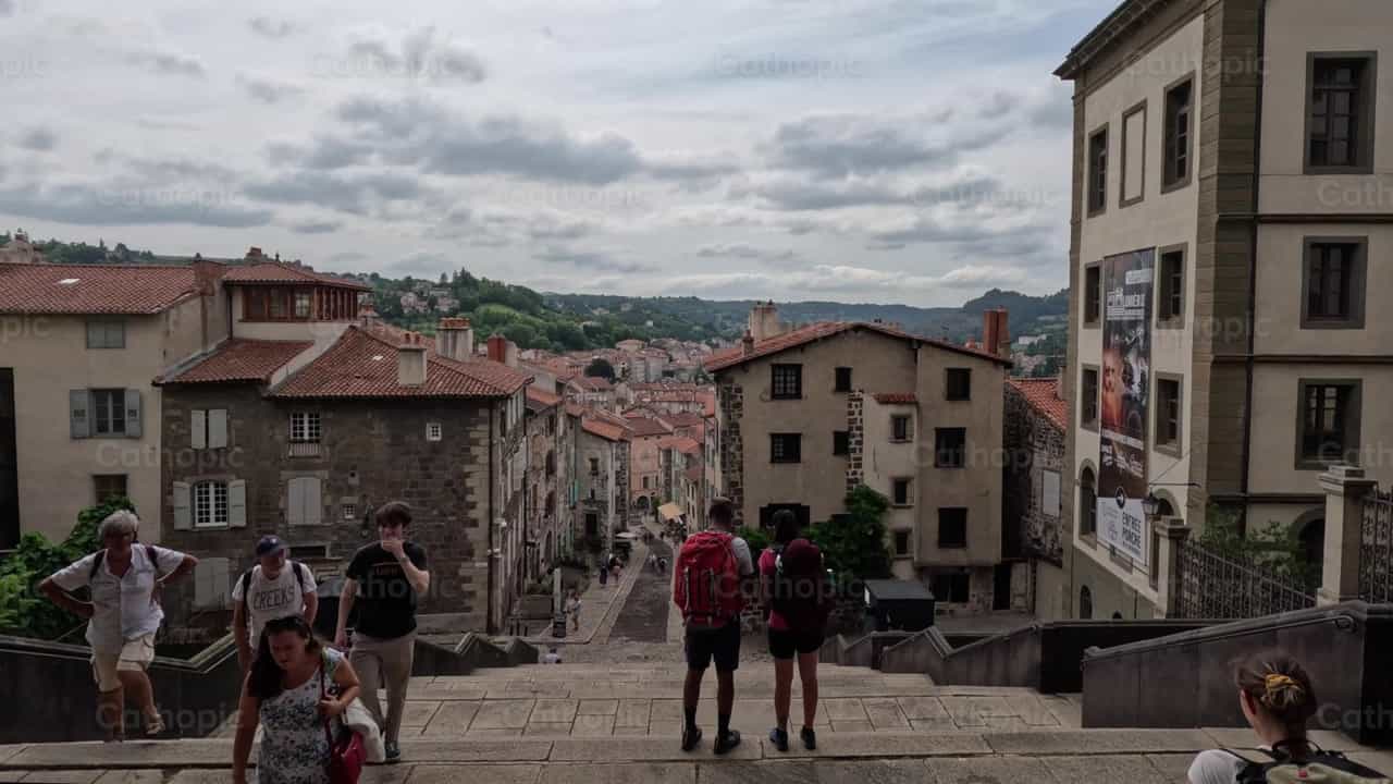 Cidade e peregrinos - Vídeos católicos de stock - Foto de Saul Ibarra