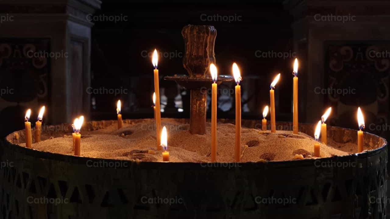 Velas encendidas - Banco de vídeos católicos - Fotografía por Frames Cristianos