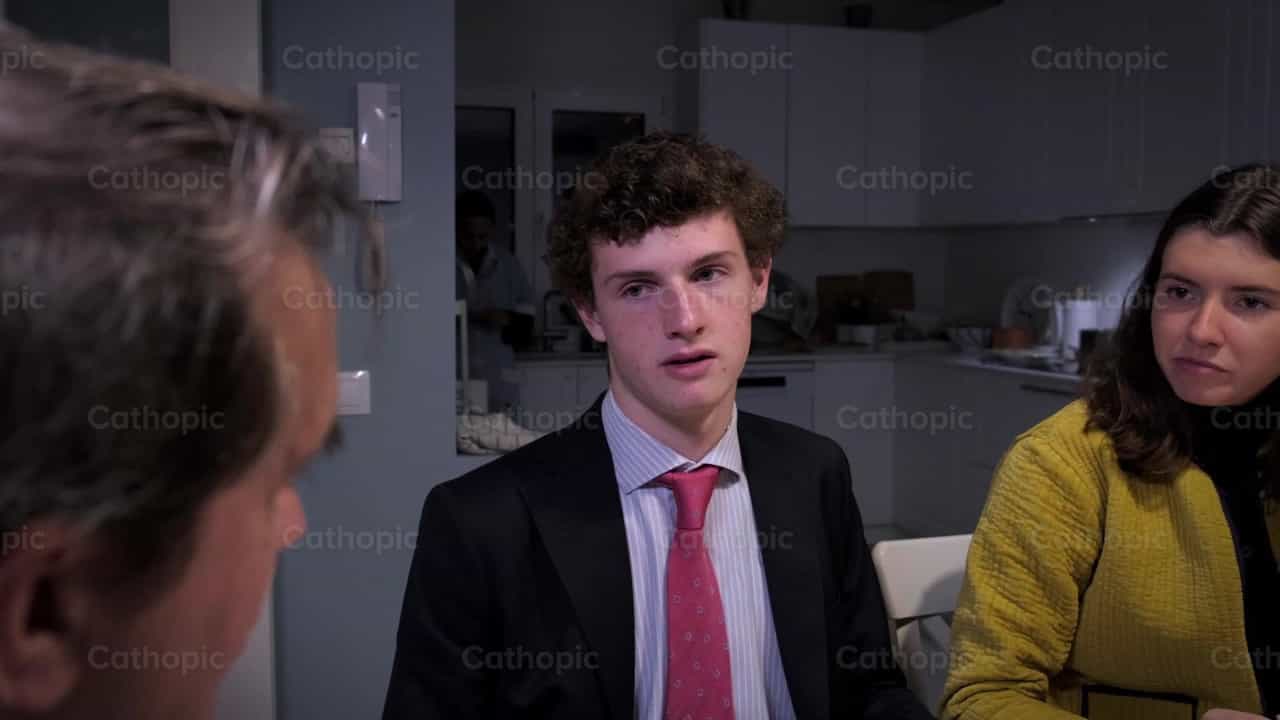 Familia reunida en la cena de Navidad - Banco de vídeos católicos - Fotografía por Almures Studio
