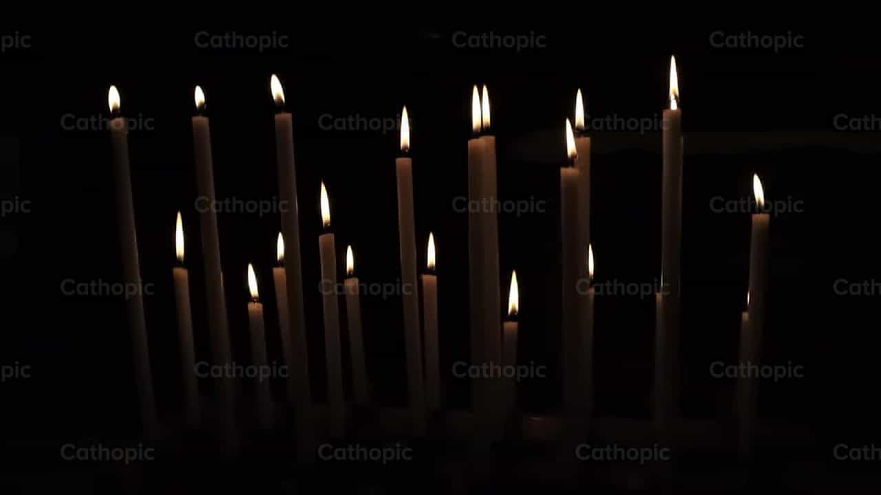 Velas oscuras - Banco de vídeos católicos - Fotografía por Saul Ibarra