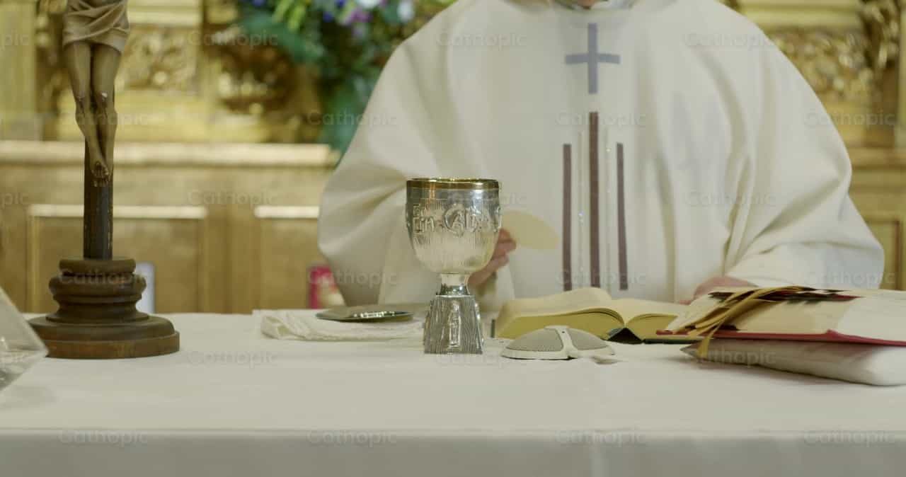 Prêtre avec l’Eucharistie - Vidéos catholiques de stock - Photo de Almures Studio