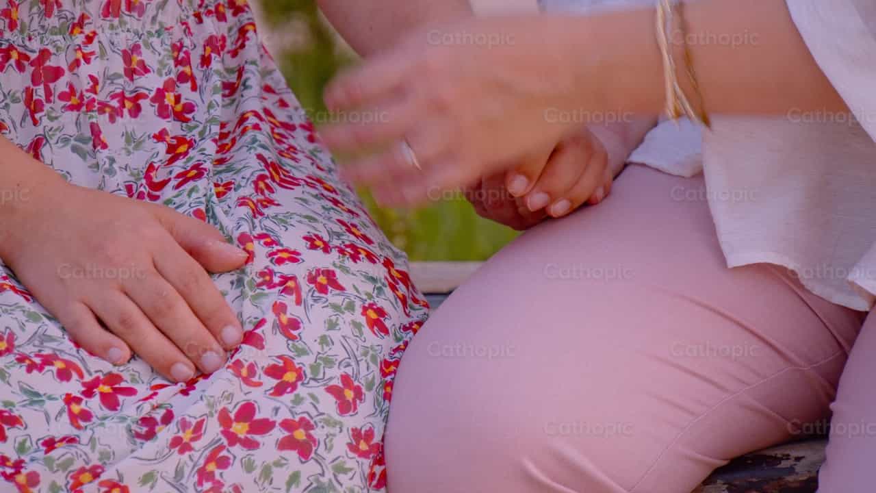 Mga kamay na tumutulong sa mga nangangailangan - Mga Catholic stock video