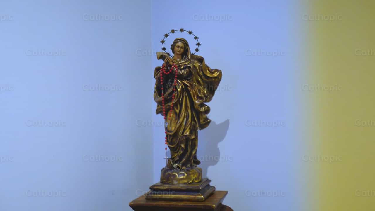 Estatua de la Asunción de María, ángulo 2 - Banco de vídeos católicos