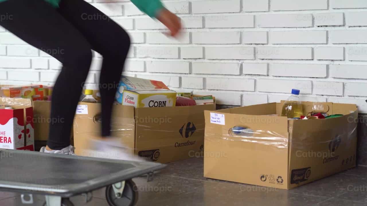 Organization of food boxes - Catholic stock videos - Photo by Cathopic