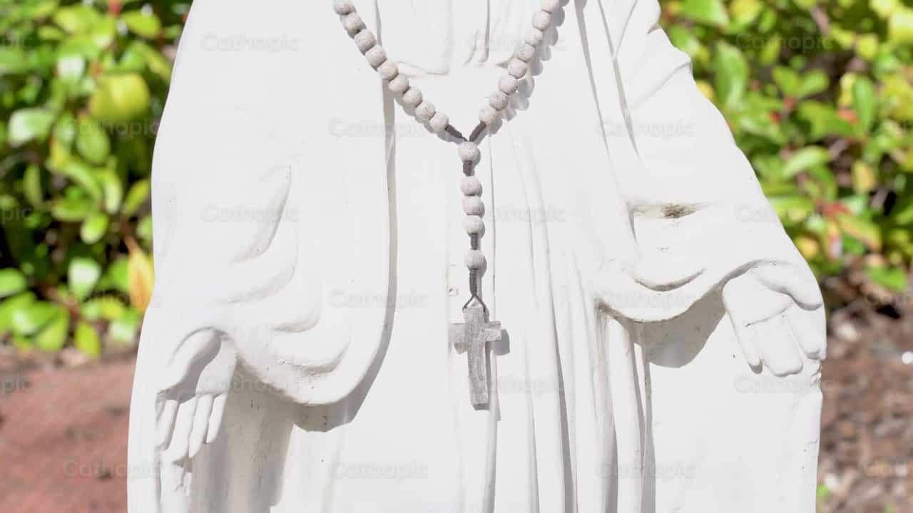 Estatua de la Virgen en el jardín - Banco de vídeos católicos