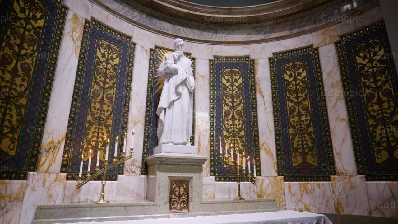 Estatua de San Jose con el Nino Jesus en brazos - Banco de vídeos católicos