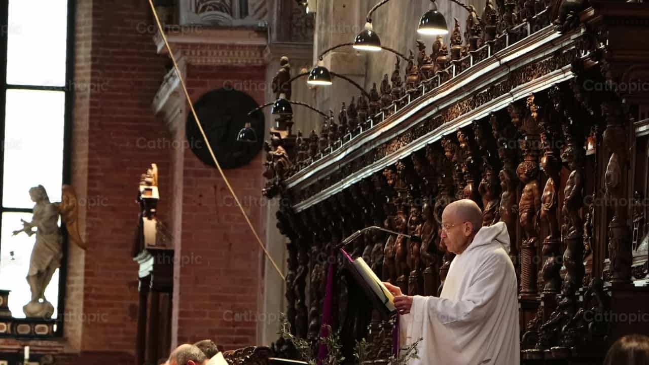 Lectura del evangelio - Banco de vídeos católicos - Fotografía por Frames Cristianos