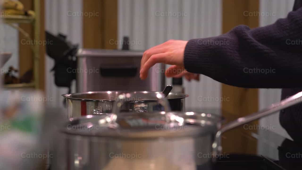 Diner koken, opname 1 - Katholieke stockvideo's - Foto door Cathopic
