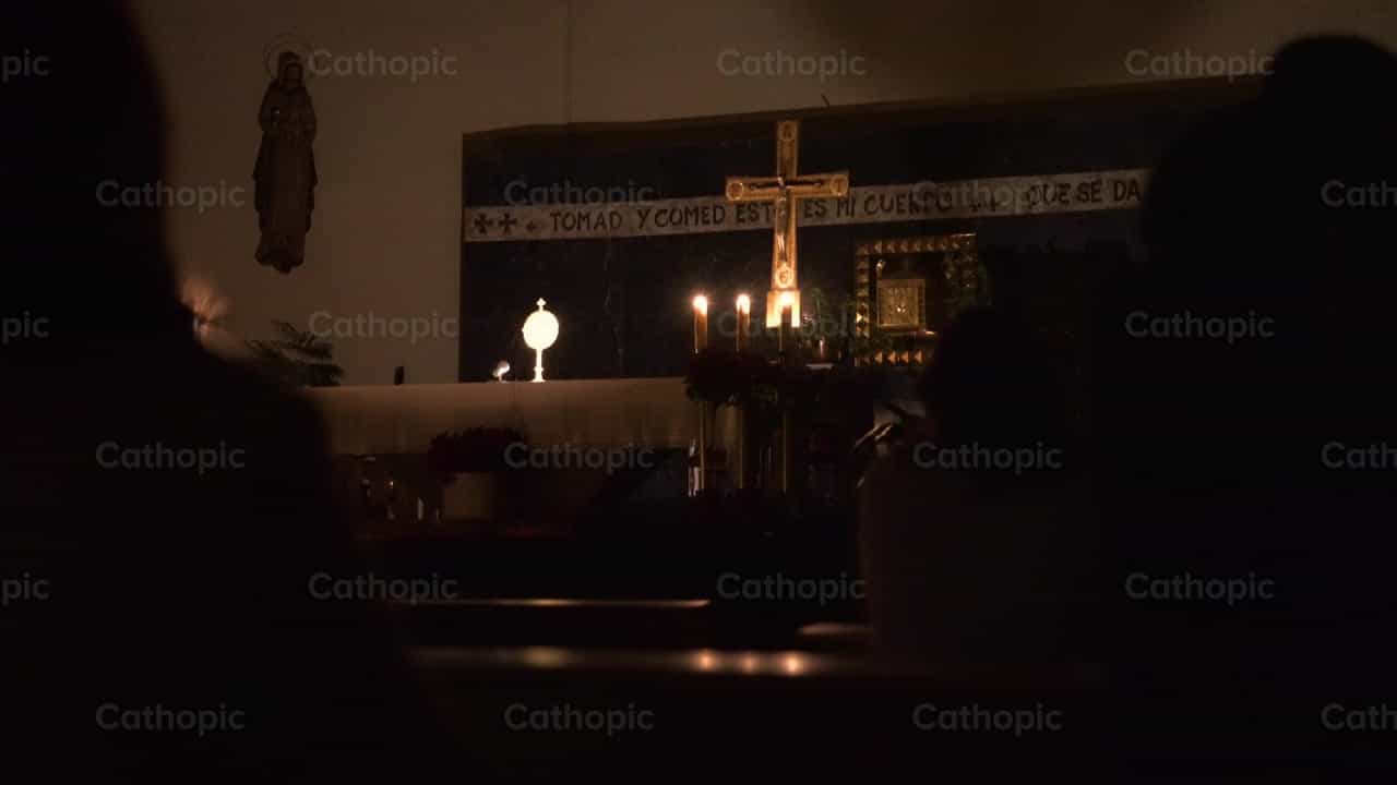 Juventud en adoraicón - Banco de vídeos católicos - Fotografía por Cathopic