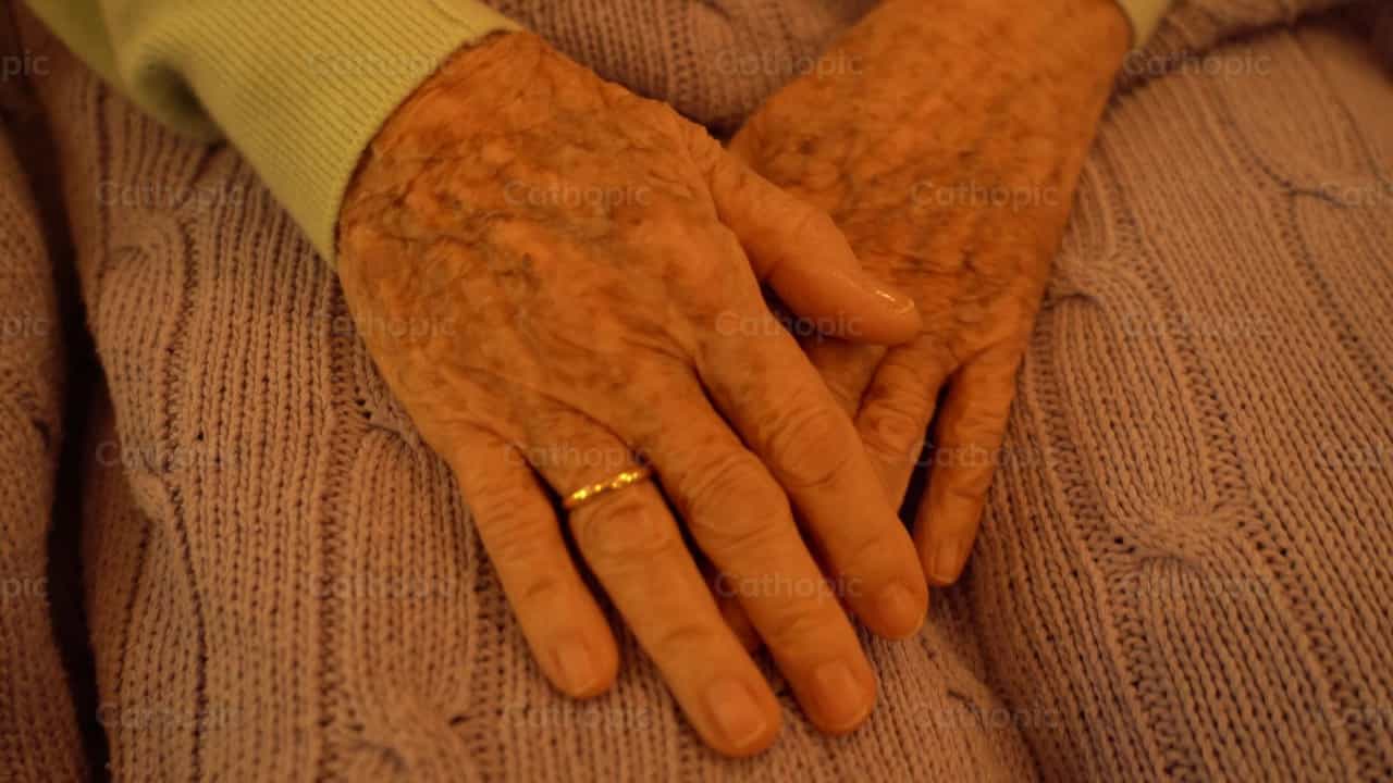 Vieja Mujer Manos Unidas - Banco de vídeos católicos - Fotografía por Cathopic