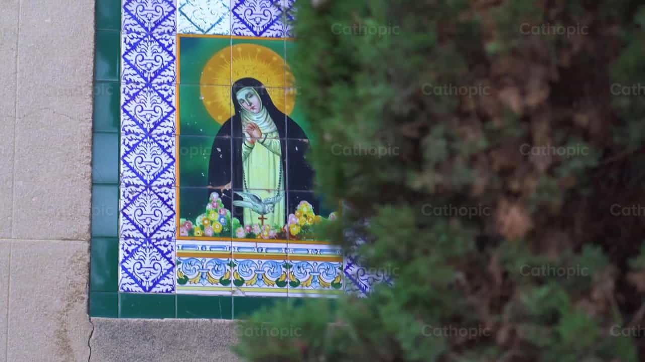 Mural de azulejos de Santa Teresa de Ávila, Ángulo 1 - Banco de vídeos católicos - Fotografía por Cathopic