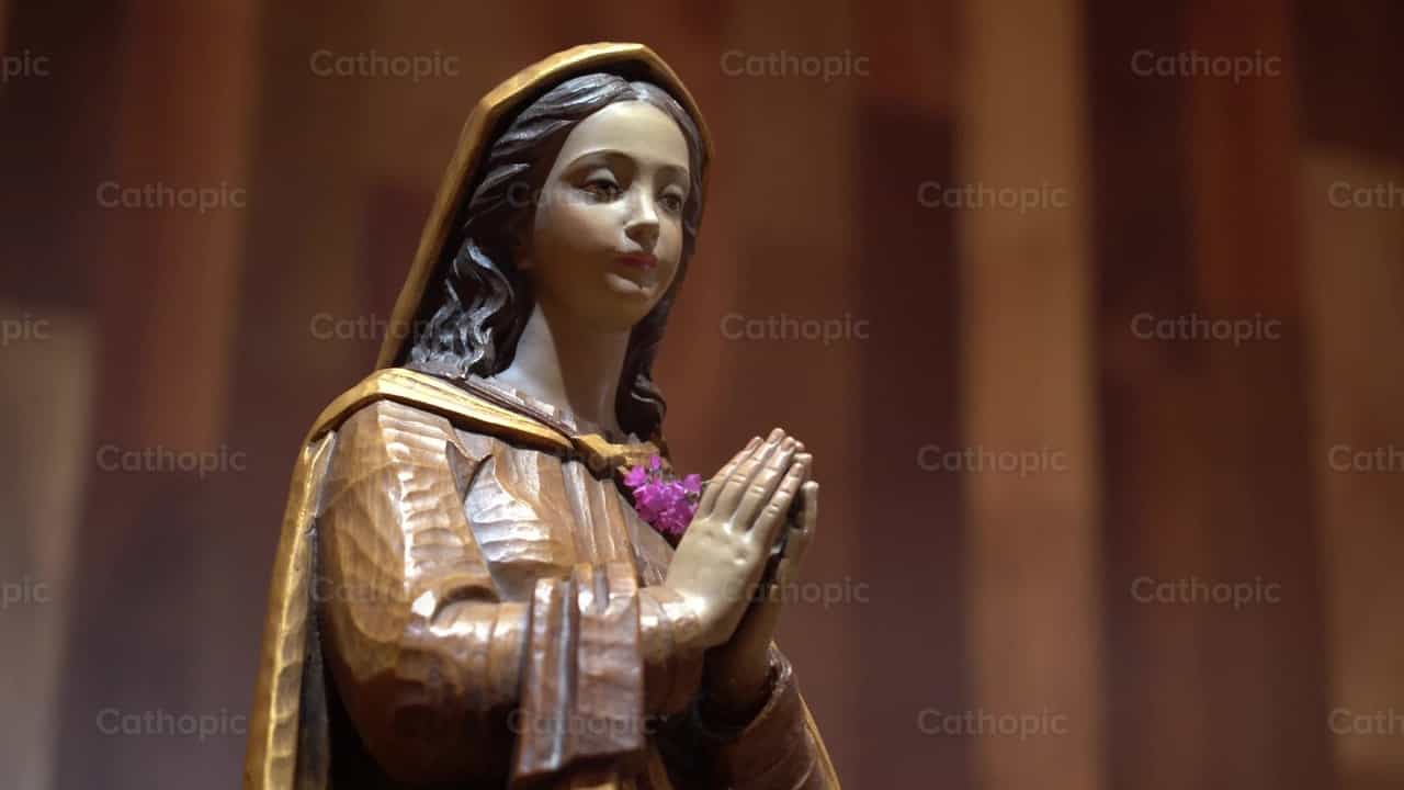 Estátua de Nossa Senhora dentro de uma Igreja, em Close - Vídeos católicos de stock