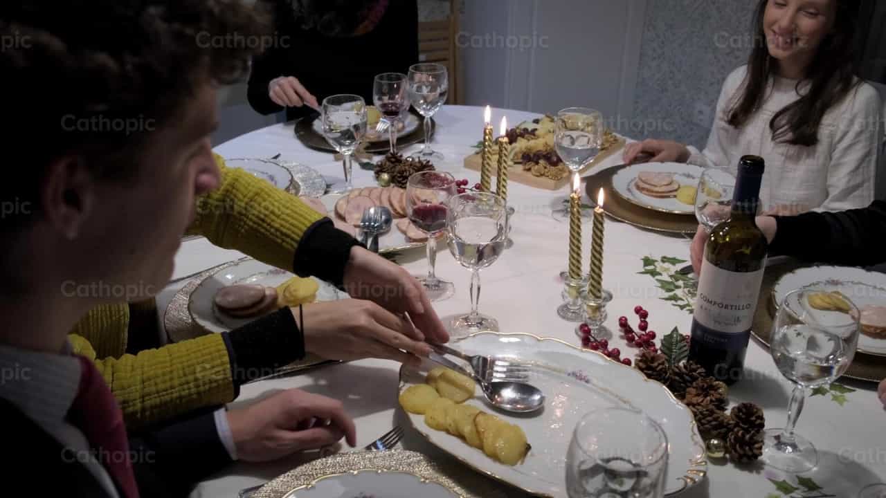 Compartiendo alimentos en la cena de Navidad - Banco de vídeos católicos - Fotografía por Almures Studio