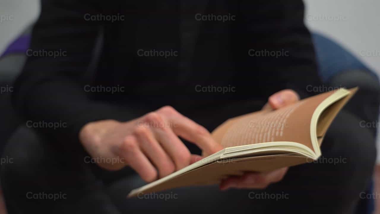 Director Espiritual con el Adulto Joven, toma 6 - Banco de vídeos católicos - Fotografía por Cathopic