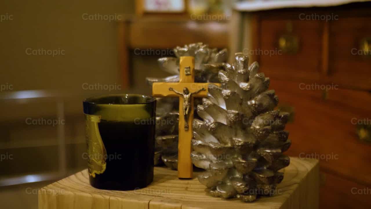 파인애플 사이의 십자가 - 가톨릭 스톡 영상 - 사진 제공 Cathopic