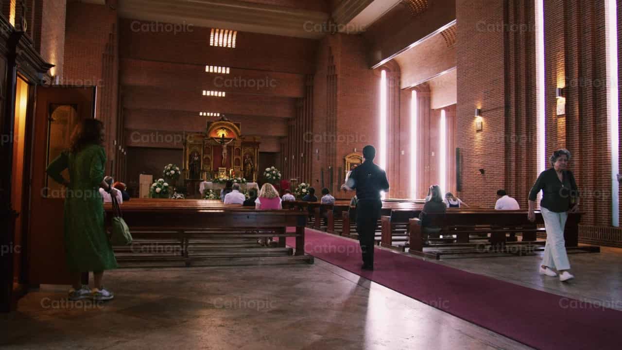 Sacerdote con los vasos sagrados - Banco de vídeos católicos - Fotografía por Almures Studio