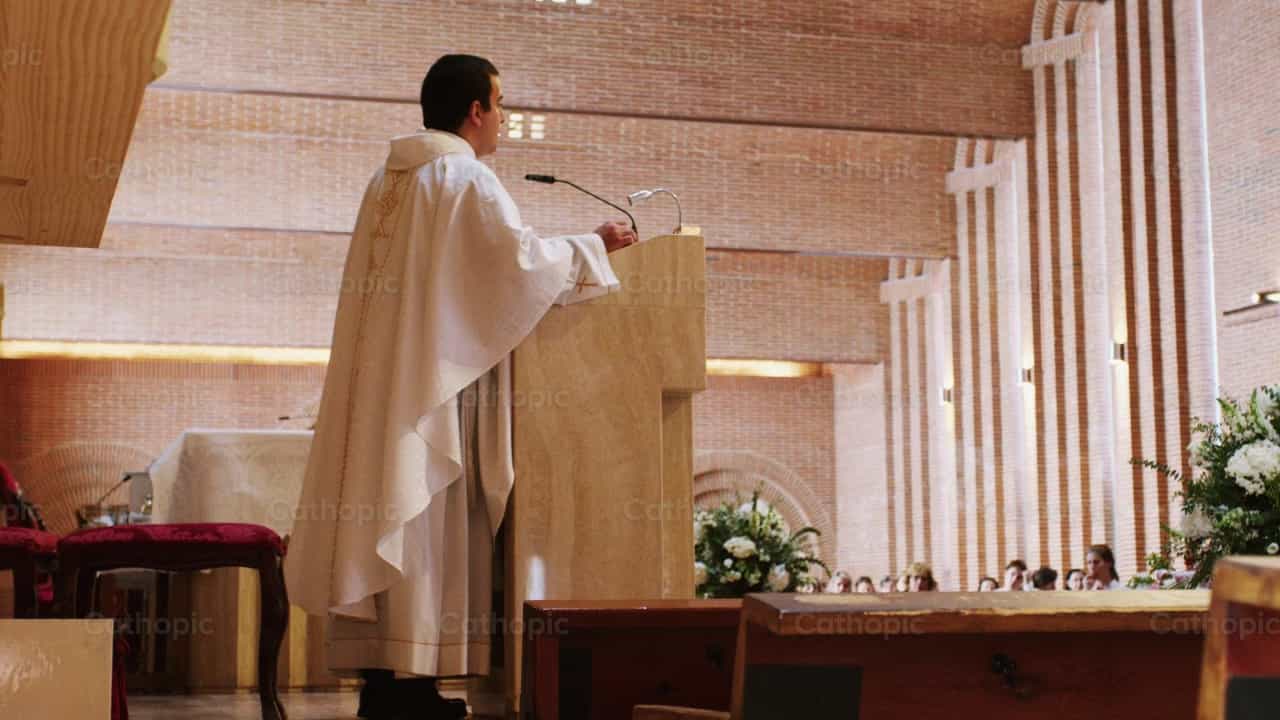 Sacerdote compartiendo la Homilia - Banco de vídeos católicos - Fotografía por Almures Studio