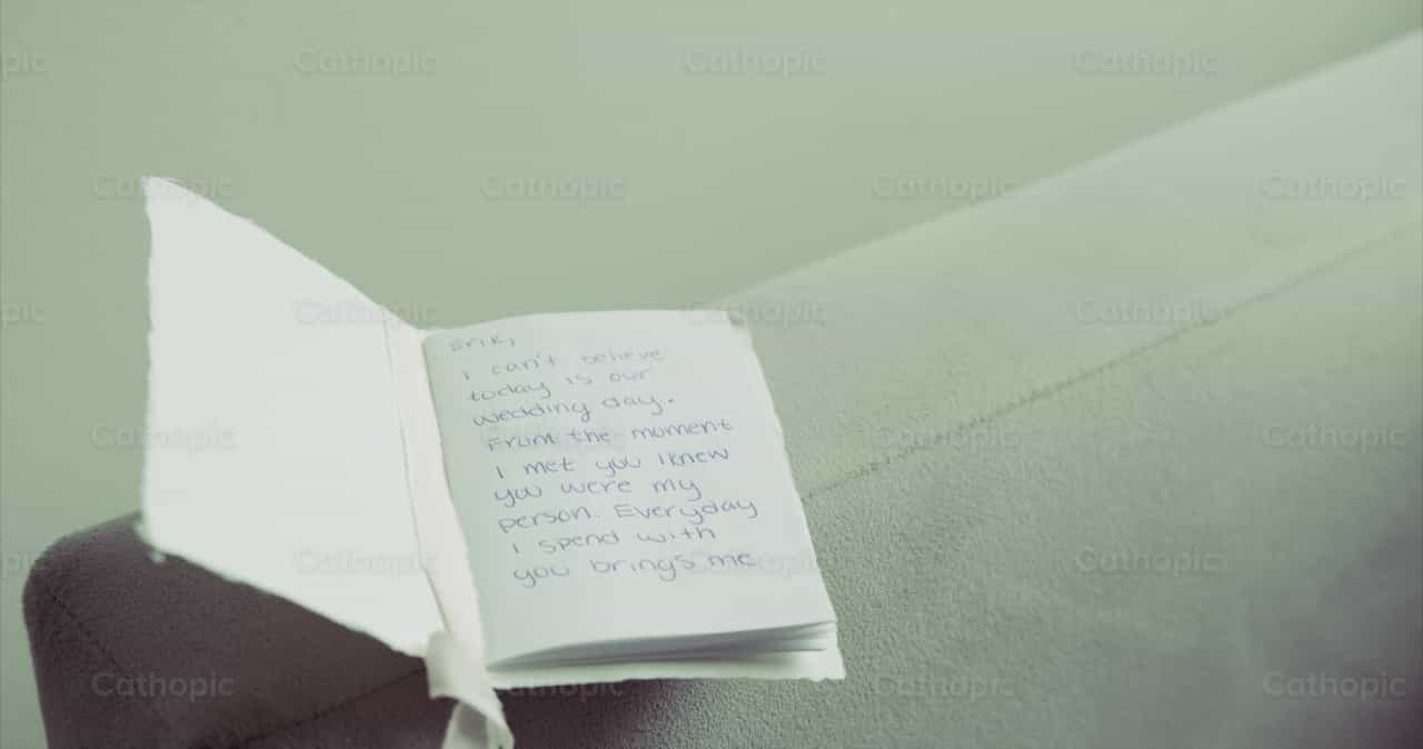 Lettere degli sposi che si scambiano - Video stock cattolici