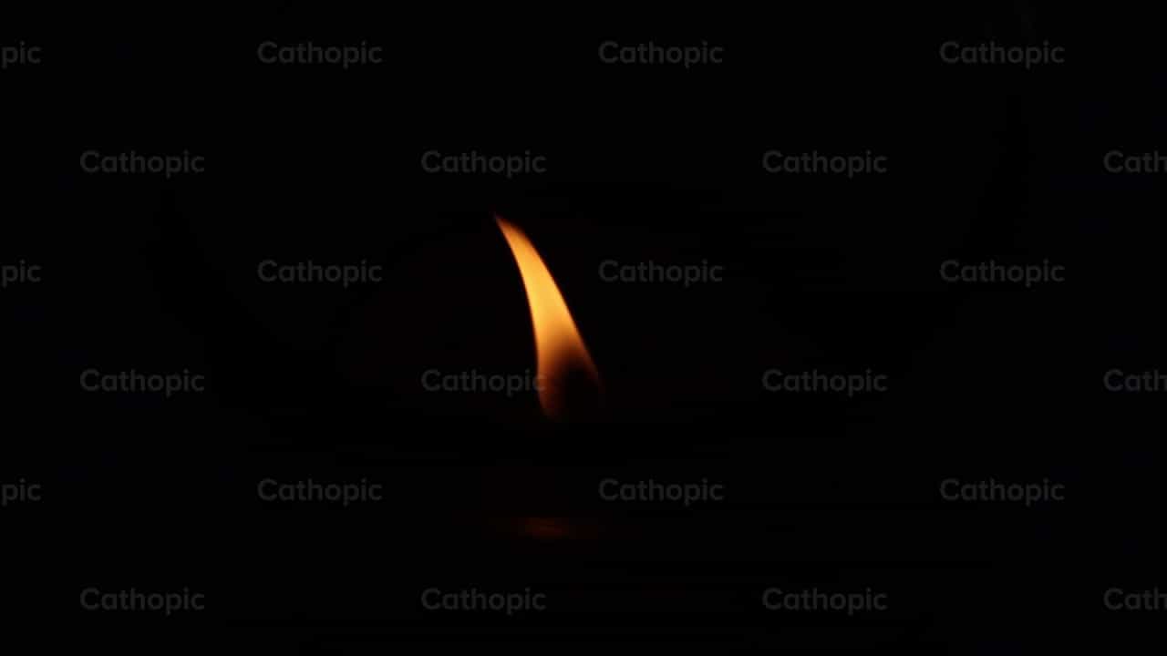 Luz en la oscuridad - Banco de vídeos católicos - Fotografía por Saul Ibarra