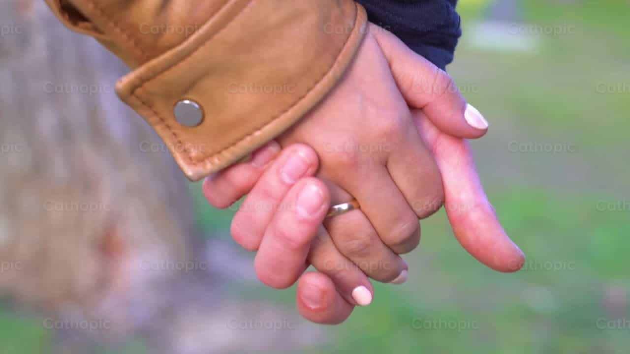 Mãos unidas no matrimônio - Vídeos católicos de stock - Foto de Cathopic