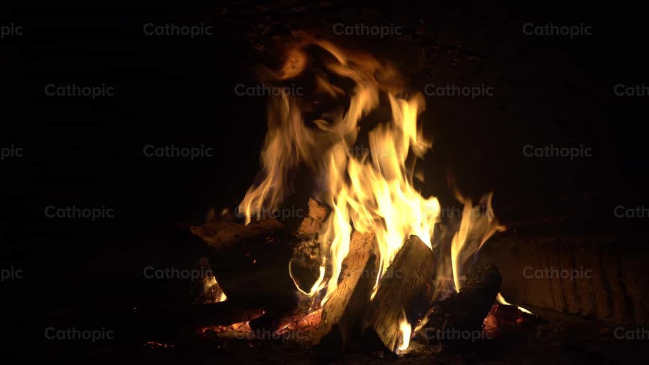 Fuego - Banco de vídeos católicos - Fotografía por Lupe Belmonte