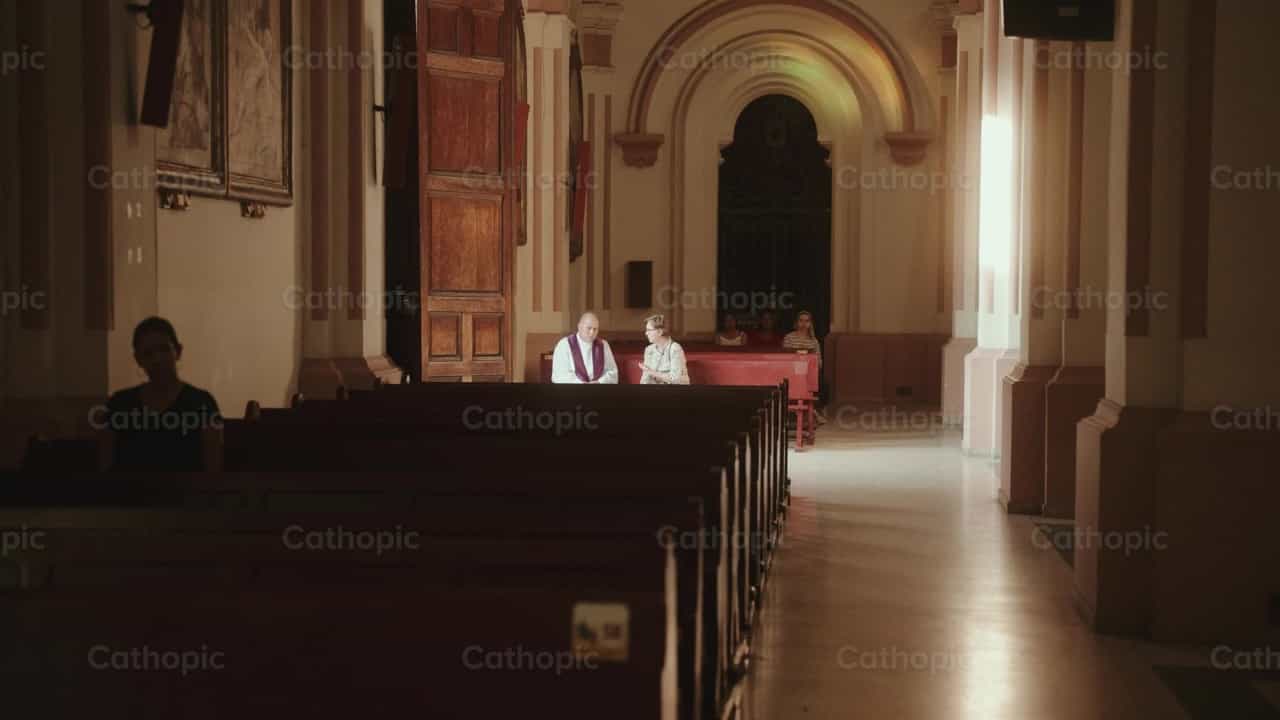 Prêtre confessant dans le temple - Vidéos catholiques de stock