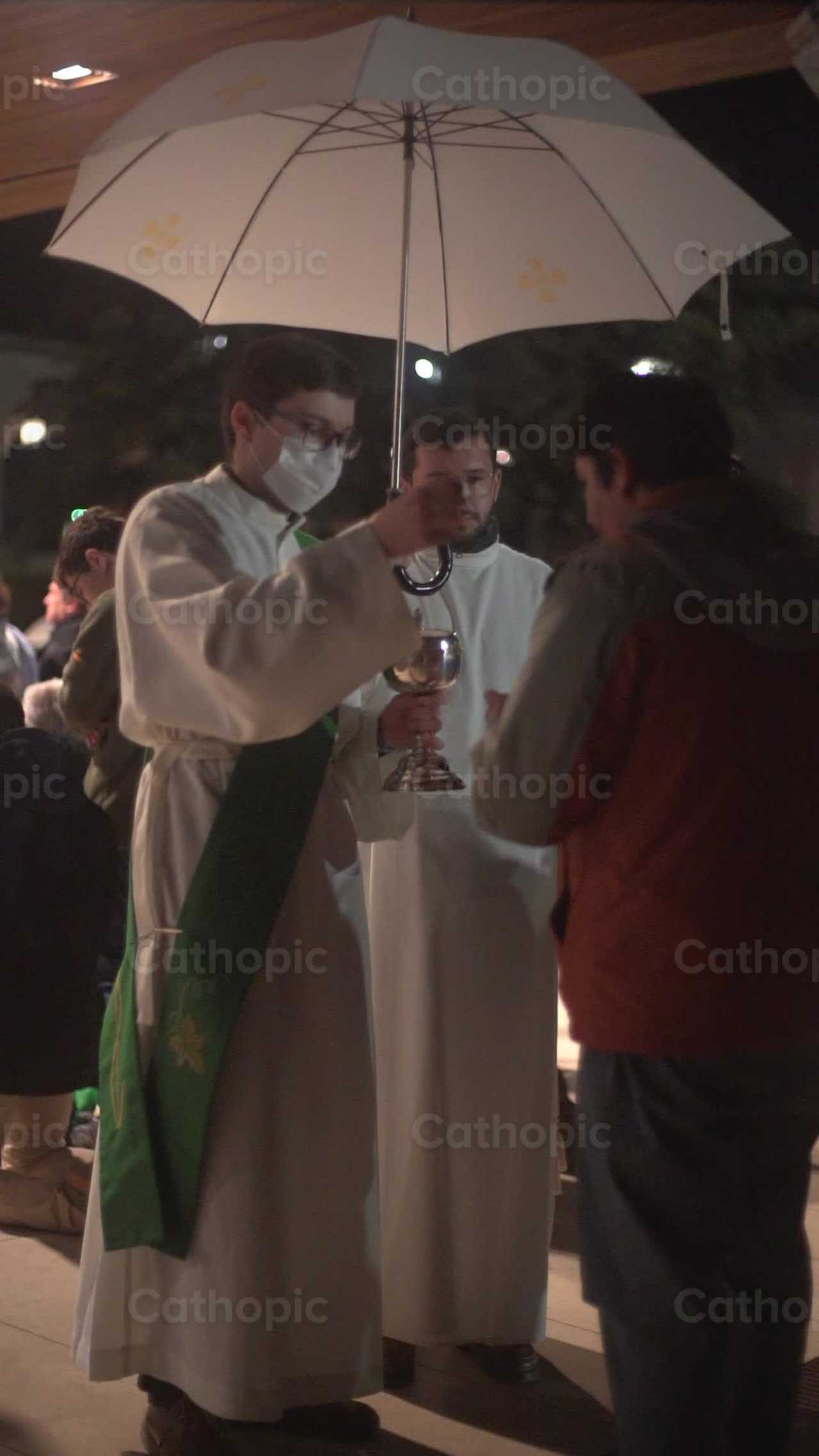 Hombre comulgando en Fátima - Banco de vídeos católicos