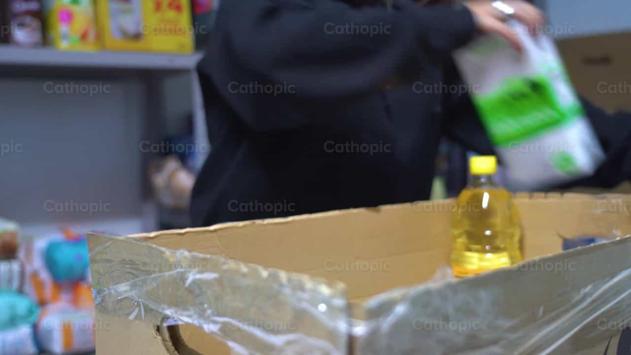 Fazendo Caixas de Alimentos - Vídeos católicos de stock - Foto de Cathopic