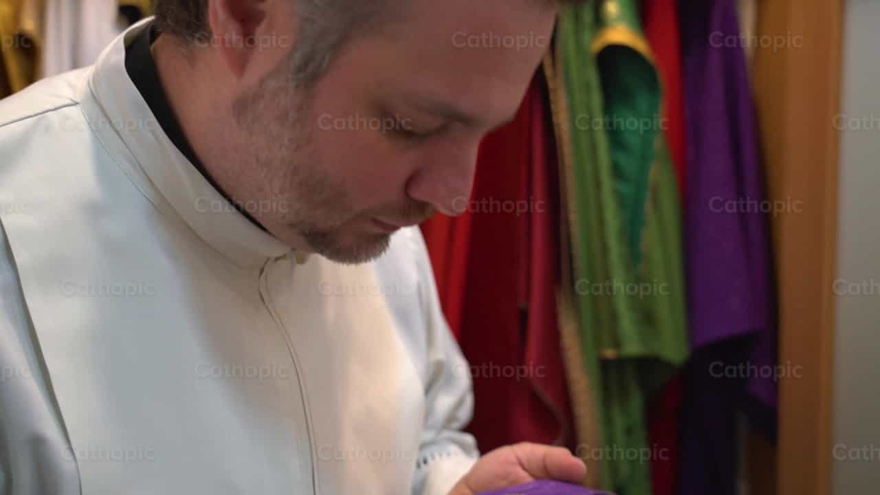 Sacerdote preparándose para la confesión, tiro 4 - Banco de vídeos católicos