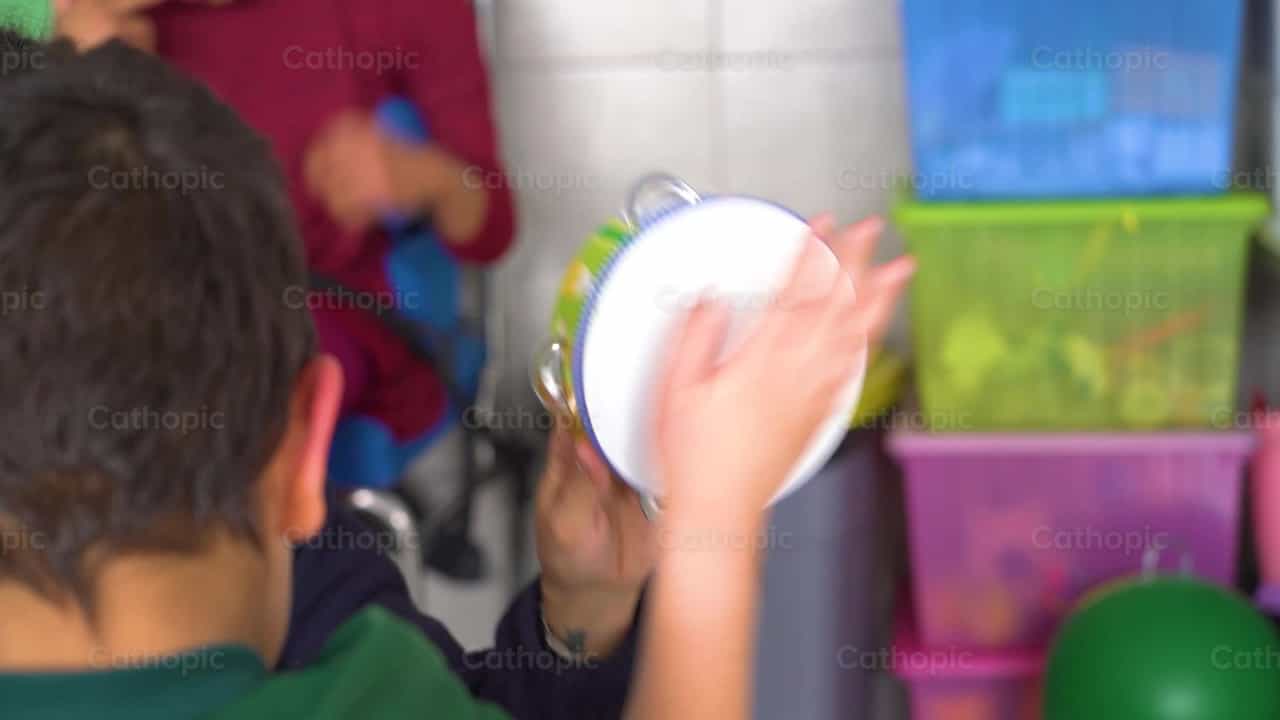 Niño con juego infantiles - Banco de vídeos católicos - Fotografía por Cathopic