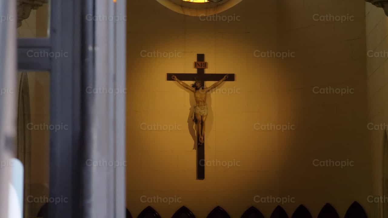 Cruz al final de la iglesia - Banco de vídeos católicos