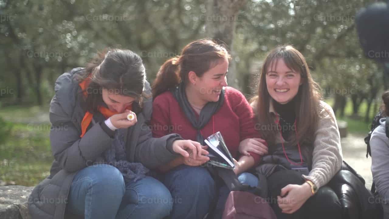 Amigas riendo - Banco de vídeos católicos - Fotografía por Lupe Belmonte