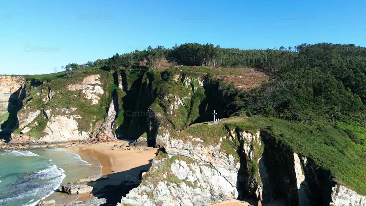 Cruz en lo alto del acantilado, Isla Deva - Banco de vídeos católicos