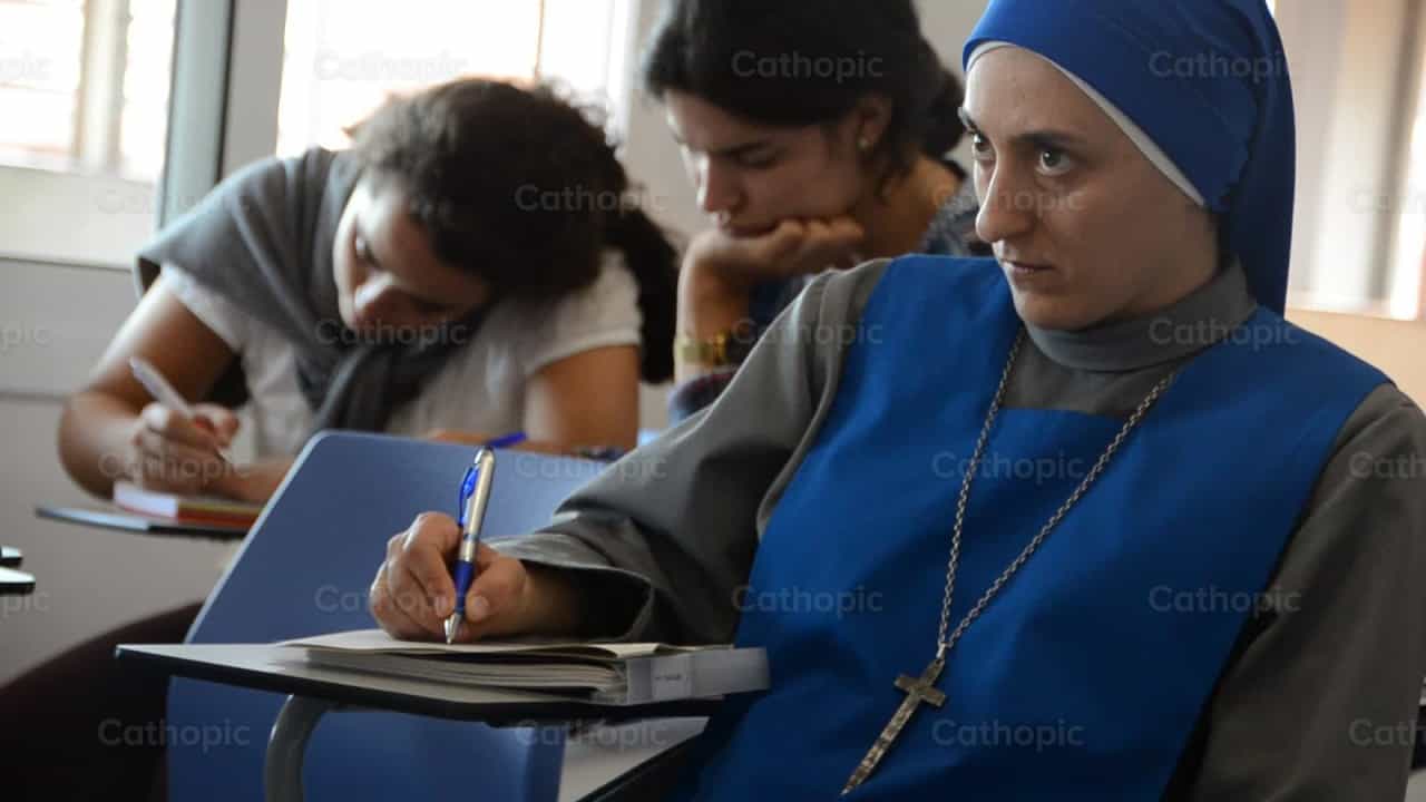 Sœur étudiant - Vidéos catholiques de stock - Photo de Lupe Belmonte