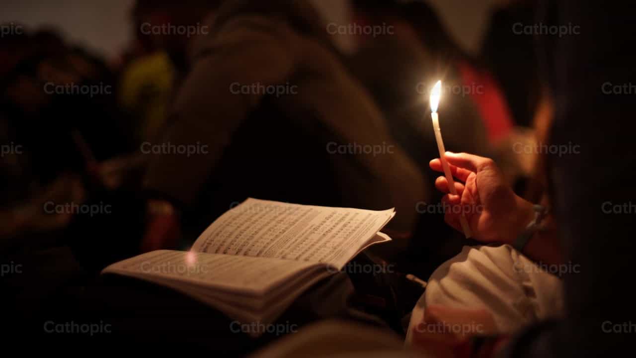 Canciones y velas - Banco de vídeos católicos - Fotografía por Lupe Belmonte