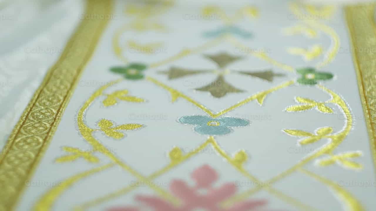 Casulla de Pascua - Banco de vídeos católicos - Fotografía por Almures Studio