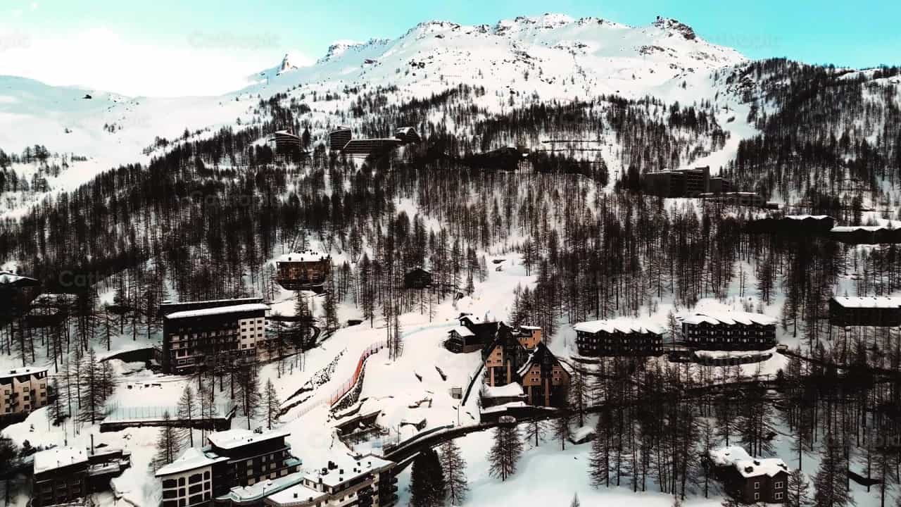 Ciudad en la montaña nevada - Banco de vídeos católicos - Fotografía por Santiago de la Hoz