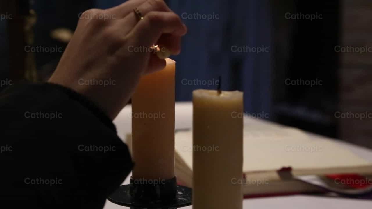 Encendiendo velas para el inicio de la Misa - Banco de vídeos católicos